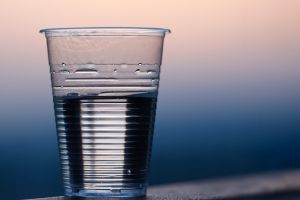  コップや容器は「配られない」ことも多い